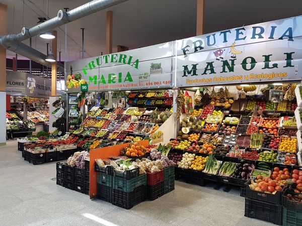 Markthalle mit lokalen Spezialitäten