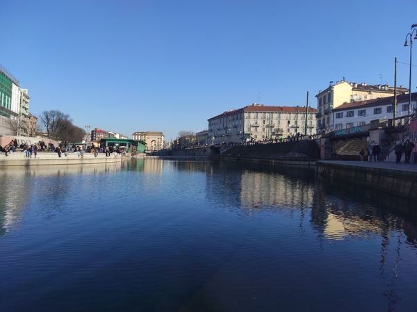 Lebendiges Nachtleben am Wasser