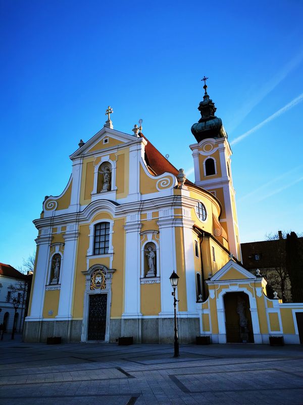 Die beeindruckende Karmeliterkirche in Gyor