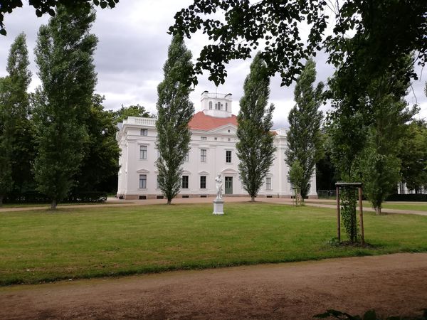 Wandere durch historische Gärten