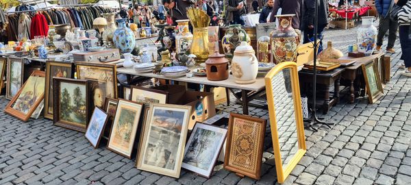Stöbere durch den berühmten Flohmarkt