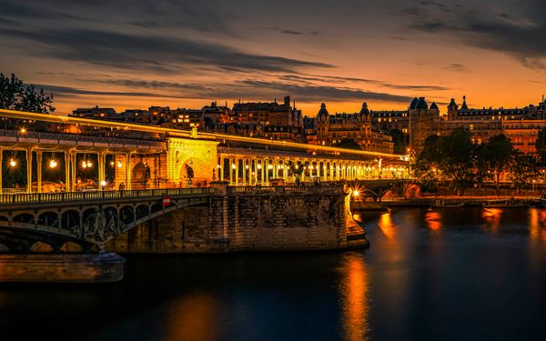 Romantische Brücke mit Eiffelturmblick
