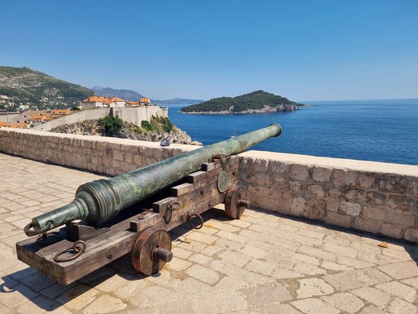 Majestätische Festung mit spektakulärem Meerblick