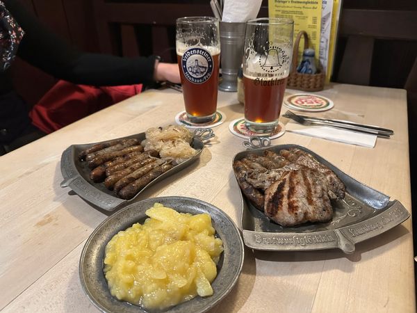 Uriges Ambiente und leckere Wurst