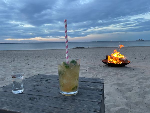 Sonnenuntergänge mit Drinks am Strand erleben
