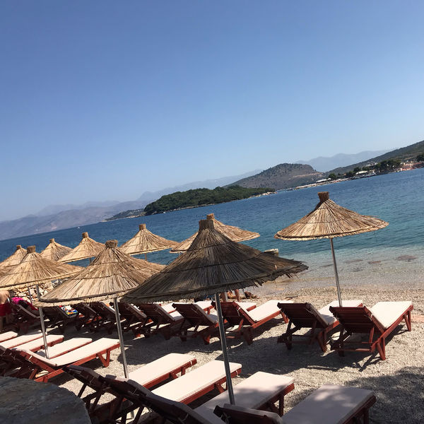 Entspannte Strandbar und klare Sicht