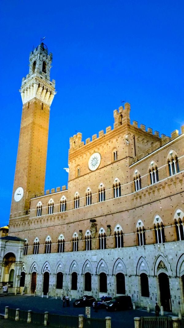 Tauche ein in die mittelalterliche Atmosphäre von Siena