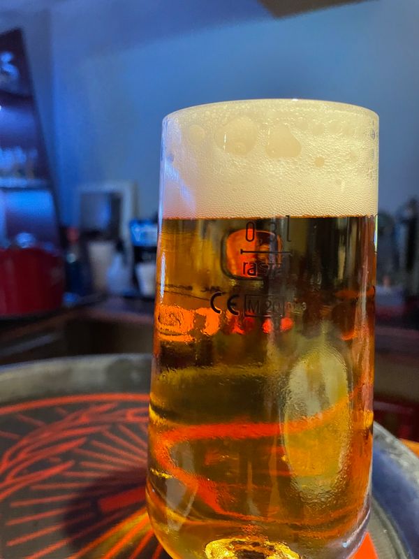 Biergenuss mit Blick aufs Treiben