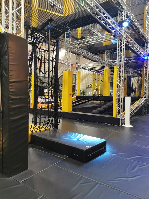 Actionreicher Ninja Warrior Parcours
