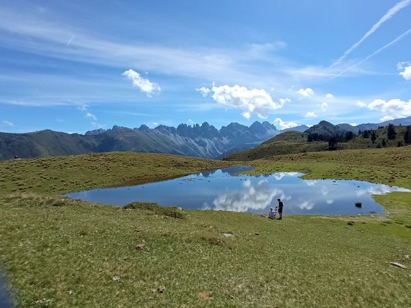 Idyllisches Picknick am spiegelklaren Bergsee