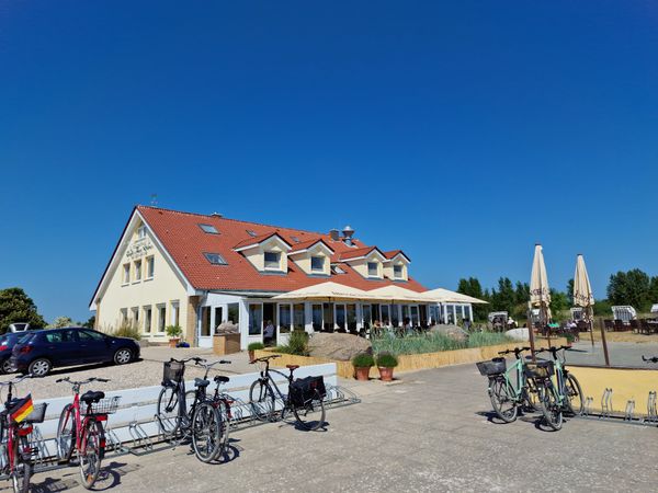 Traditionelle Gerichte in Strandnähe genießen