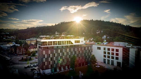 Trendige Drinks und Speisen mit Panoramablick