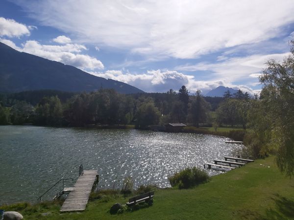 Genieße die Sonne und das Wasser am Lanser See