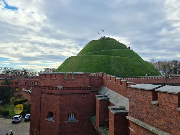 Historische Hügel mit Aussicht