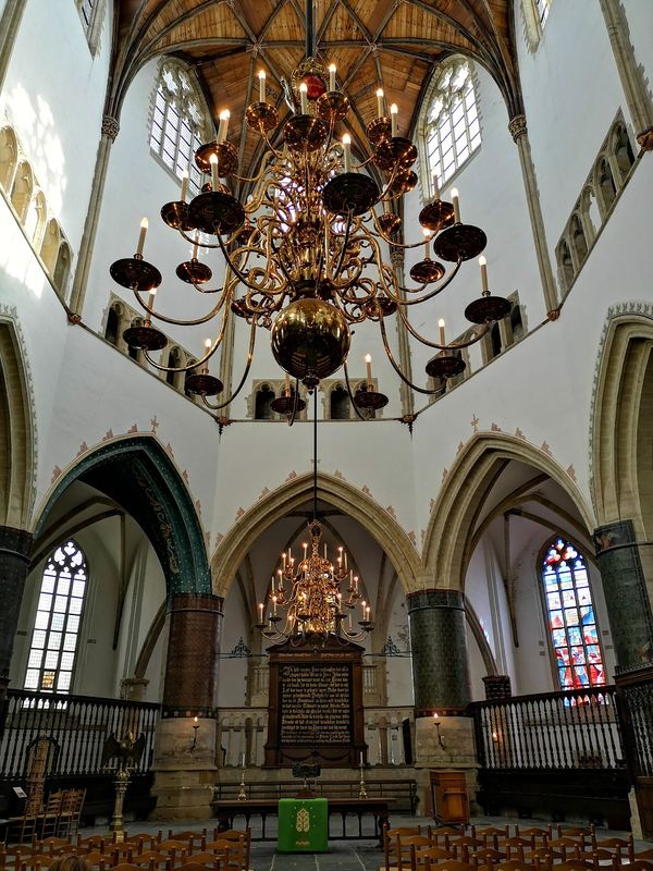 Imposante Orgel und Holzdecke