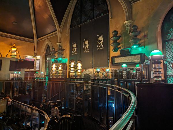 Monster-Themen-Bar in alter Kirche