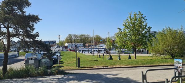 Maritimes Flair am Hafen genießen