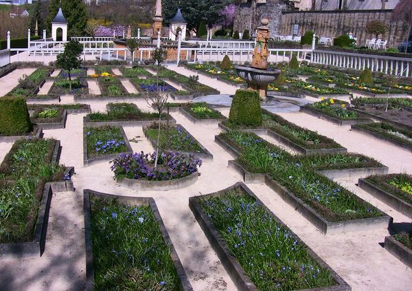 Historische Gartenkunst im Pomeranzengarten entdecken