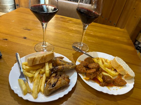 Entspannte Tapas-Bar mit Bierauswahl
