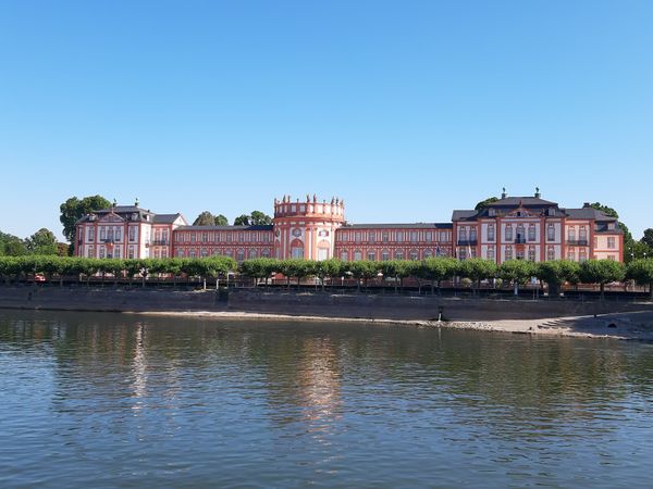 Barockes Schloss mit Rheinblick