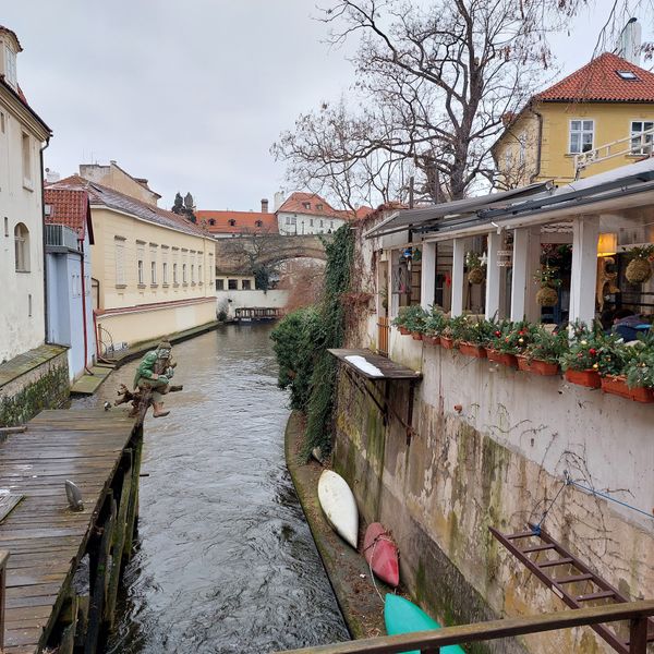 Erlebt eine idyllische Bootstour durch das 'Klein-Venedig' von Prag