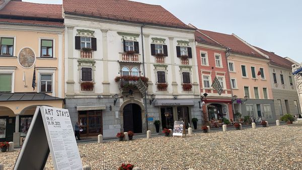 Lebendiger Platz mit römischen Monumenten