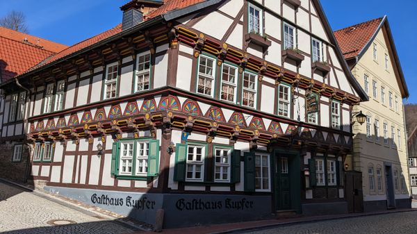 Historisches Fachwerkhaus mit regionalen Spezialitäten