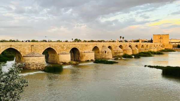 Historische Brücke mit atemberaubender Aussicht