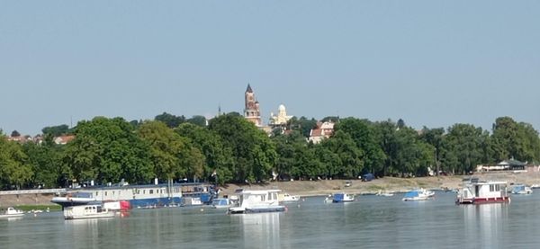 Spaziergang mit Blick auf die Donau