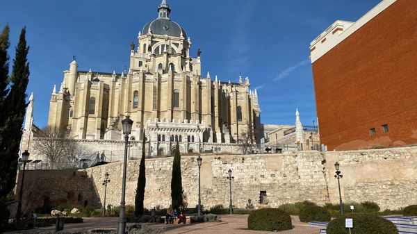 Entdecke Madrids verborgene Mauern