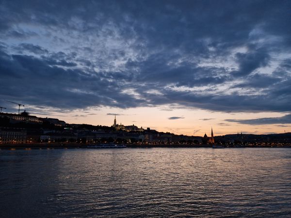 Tanzen am Ufer der Donau