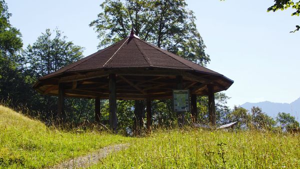 Erkunde antike Schlösser mit reicher Geschichte