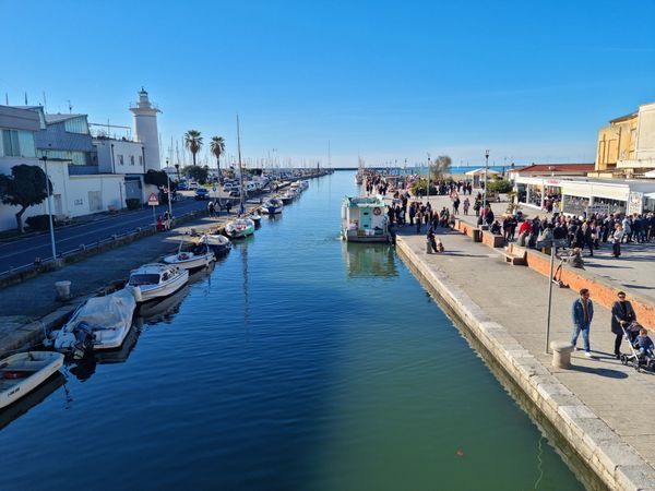 Sonnenbaden an der Versilia-Küste