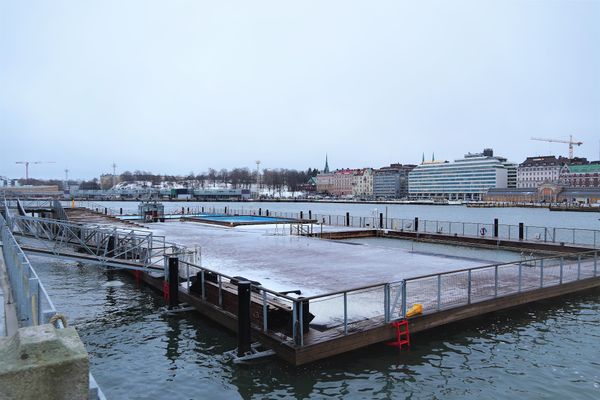 Schwimmen mit Blick auf die Skyline