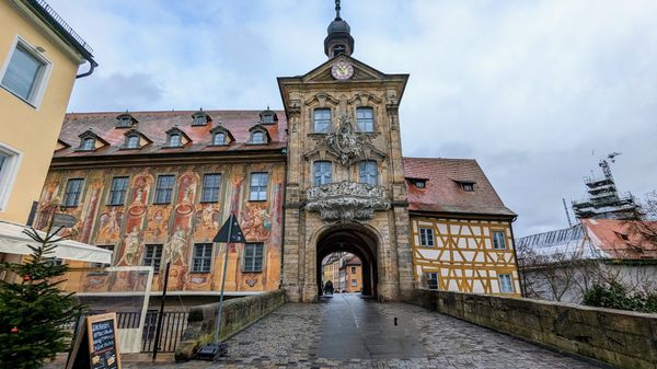 Ein Rathaus mitten im Fluss