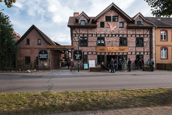 Genieße handgefertigten Whisky im rustikalen Ambiente