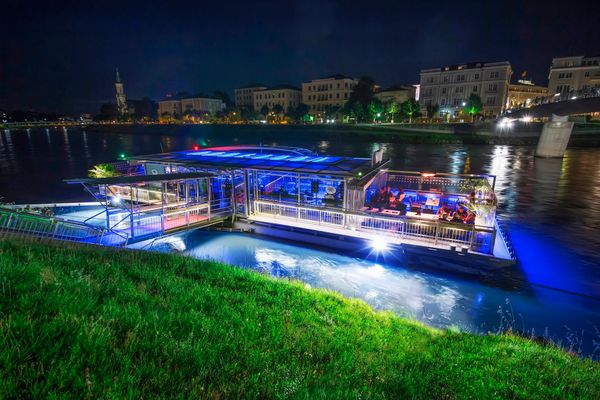 Schwimmende Bar mit Flussblick