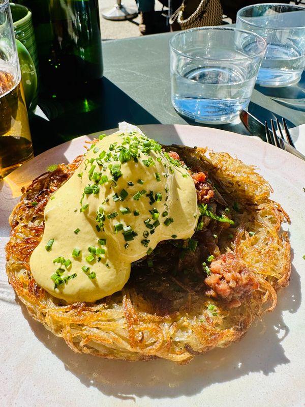 Trendige Bar mit kleinen Gerichten