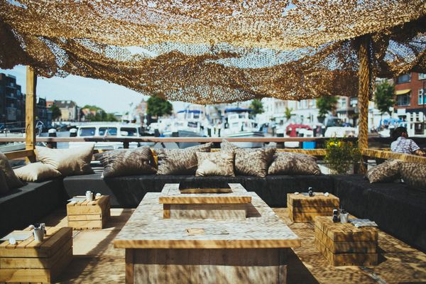 Charmantes Hafen-Restaurant