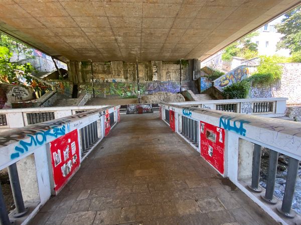 Kaffee unter der Brücke genießen