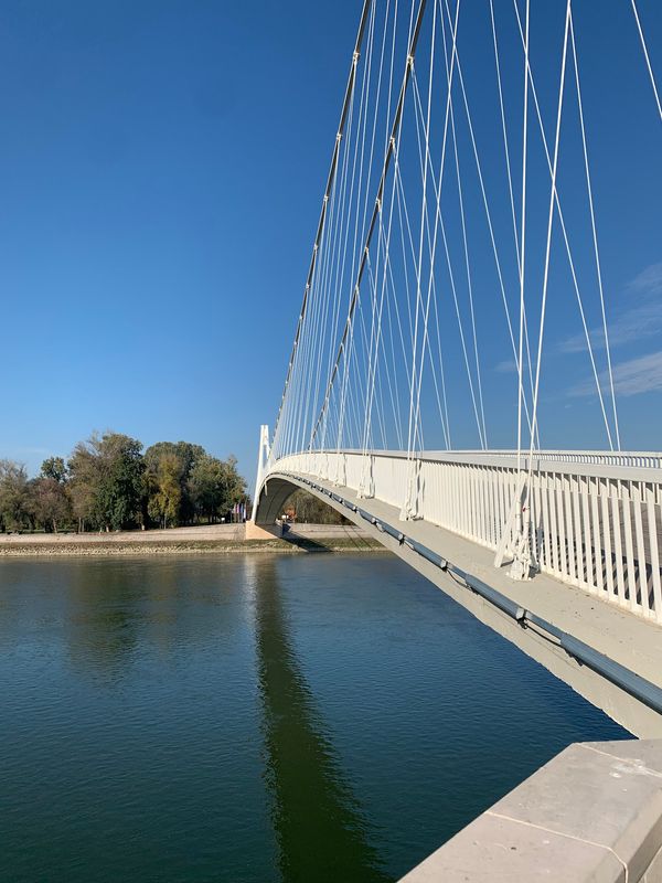 Symbolische Brücke mit Geschichte