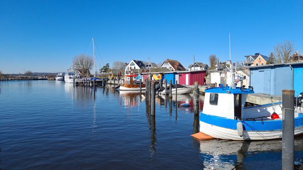 Maritimes Flair am Hafen genießen