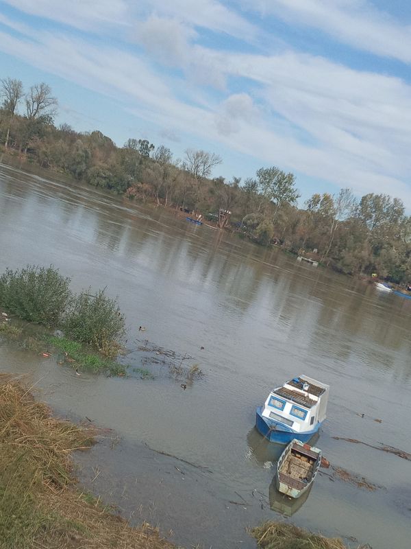 Entspannte Spaziergänge am Flussufer