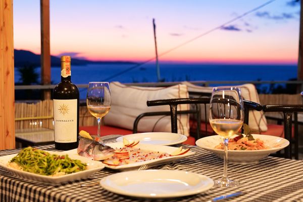 Schwimmen im kristallklaren Bergpool