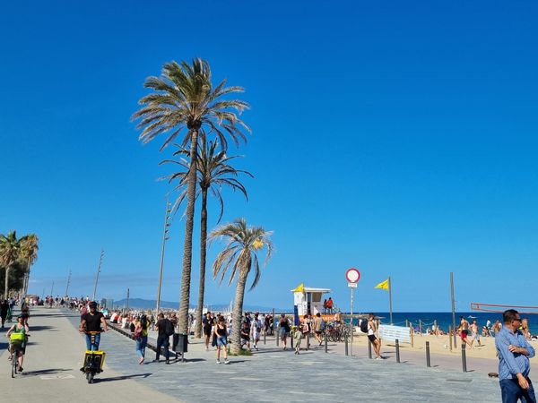 Genieße Sonne und Meer am Stadtstrand