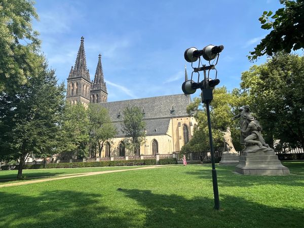 Entdeckt die ruhigen Gärten und historischen Geheimnisse von Vyšehrad