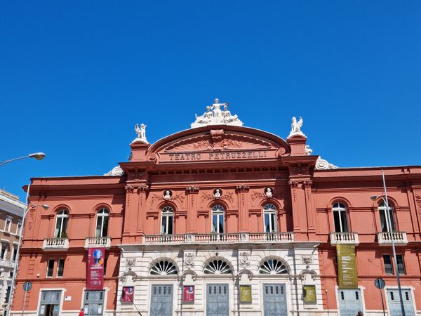 Bestaune Bari's prächtiges Theater