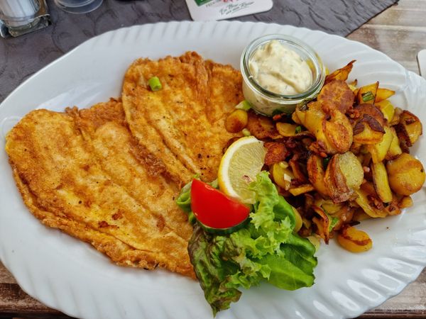Frischer Fisch mit Hafenblick