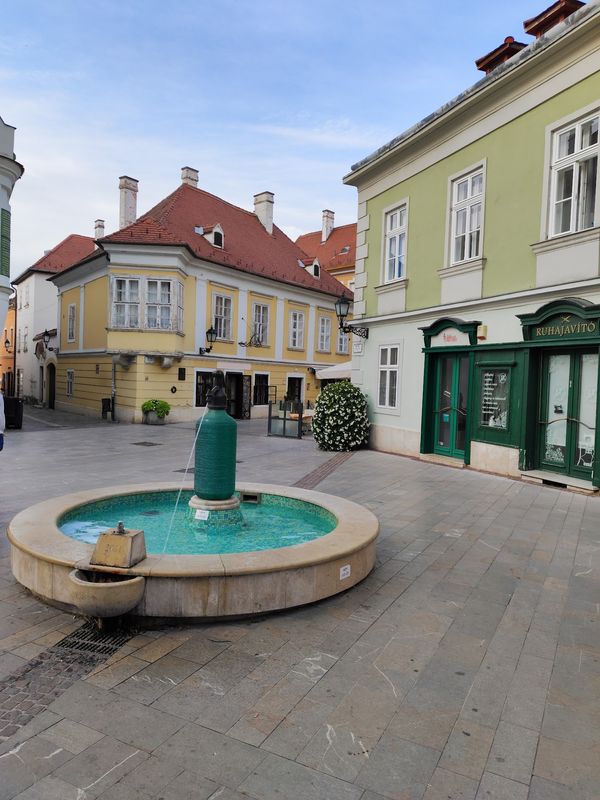 Kurioser Brunnen erinnert an den Erfinder der Sodaflasche