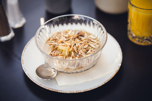 Gemütliches Frühstück am Flussufer